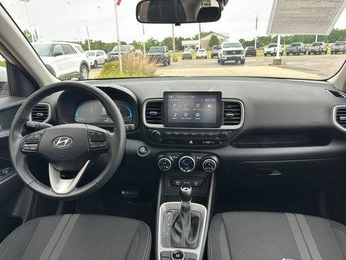 Used 2025 Hyundai Venue SEL FWD image 11