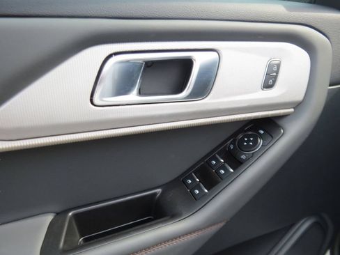 Used 2025 Ford Explorer Active RWD image 19