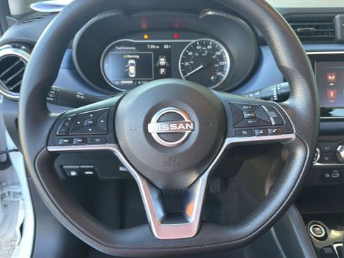 Used 2025 Nissan Versa SV FWD image 19
