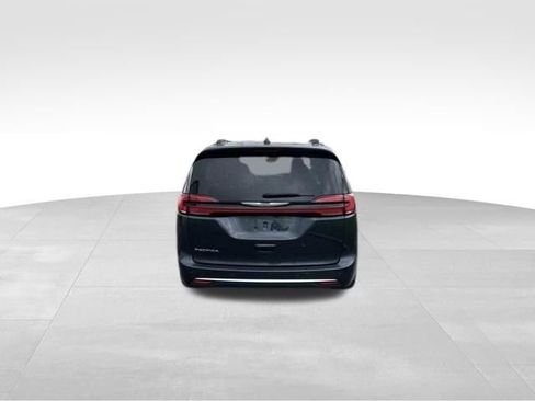 Used 2021 Chrysler Pacifica Touring-L FWD image 6