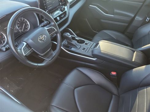 Used 2022 Toyota Highlander XLE image 4