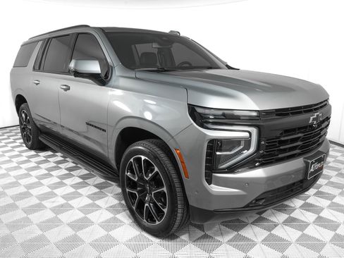 Used 2025 Chevrolet Suburban RST w/ Comfort Package RWD image 2