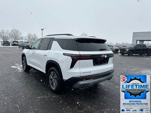 Used 2025 Chevrolet Traverse LT image 4
