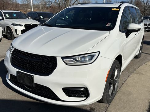 Used 2023 Chrysler Pacifica Touring-L w/ Uconnect Theater Family Group image 5