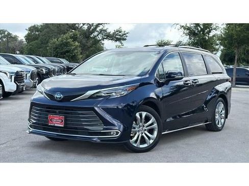 Certified 2024 Toyota Sienna Platinum FWD image 41