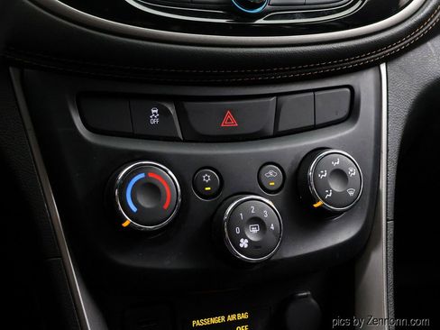 Used 2020 Chevrolet Trax LT w/ LT Convenience Package FWD image 21