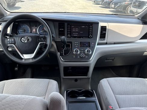Used 2018 Toyota Sienna LE FWD image 4