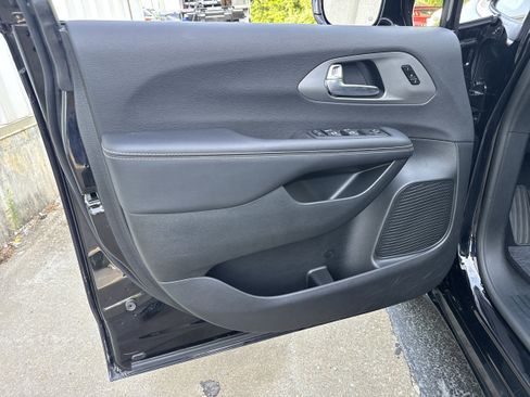 Used 2025 Chrysler Pacifica Select FWD image 7