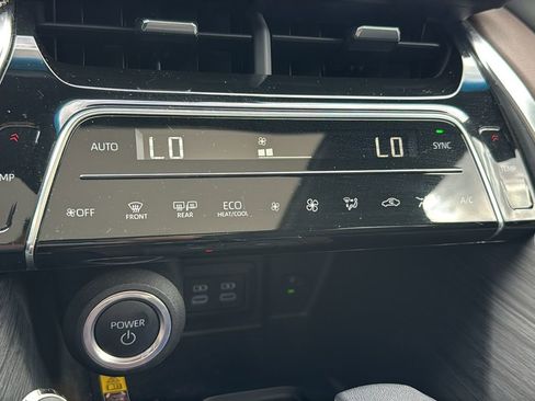 Used 2023 Toyota Venza Limited image 27