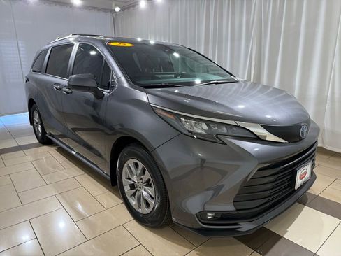 Used 2025 Toyota Sienna XLE w/ XLE Plus Package FWD image 7