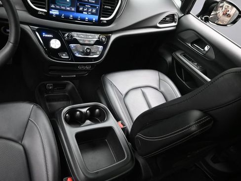 Used 2025 Chrysler Pacifica Select FWD image 15