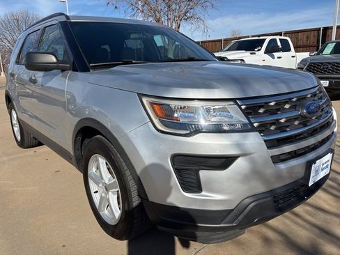 Used 2018 Ford Explorer FWD image 2