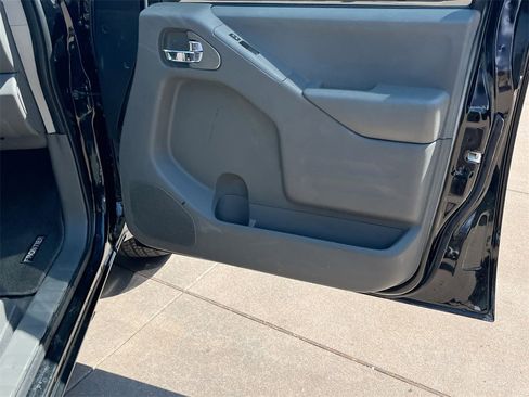 Used 2020 Nissan Frontier SV image 32
