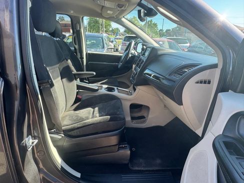 Used 2019 Dodge Grand Caravan SE w/ UConnect Hands-Free Group FWD image 11