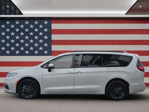 Used 2021 Chrysler Pacifica Touring w/ S Appearance Package FWD image 4