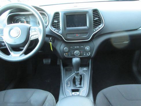 Used 2020 Jeep Cherokee Latitude FWD image 16