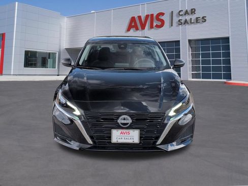 Used 2025 Nissan Altima 2.5 SV FWD image 2