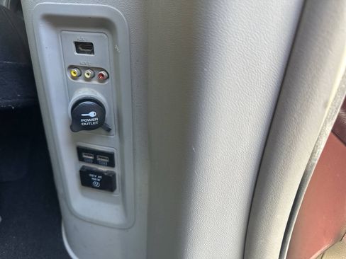 Used 2013 Chrysler Town & Country Touring FWD image 6