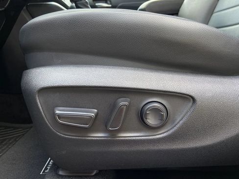 Used 2023 Toyota Highlander XLE AWD/4WD image 14