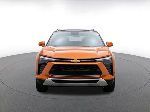 Used 2025 Chevrolet Blazer LT FWD image 2