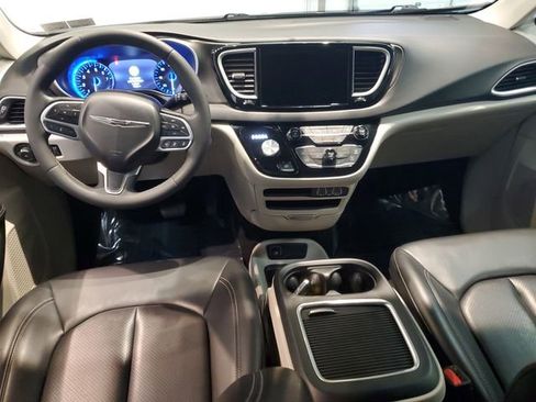 Used 2023 Chrysler Pacifica Touring-L FWD image 14