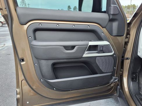 Used 2024 Land Rover Defender 110 X-Dynamic SE image 4