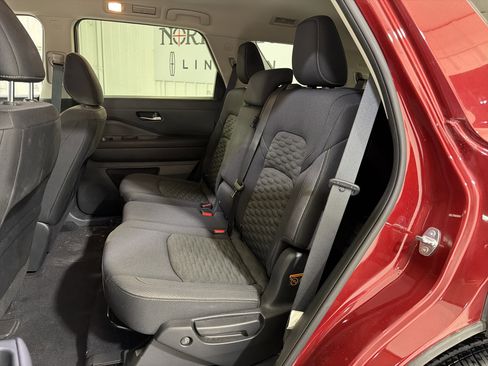 Used 2022 Nissan Pathfinder SV image 10