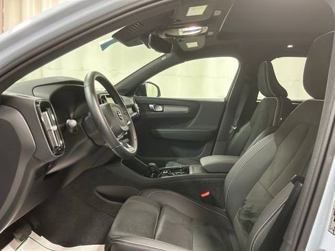 Used 2025 Volvo XC40 B5 Plus AWD/4WD image 9