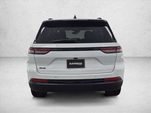 Certified 2025 Jeep Grand Cherokee Altitude AWD/4WD image 7