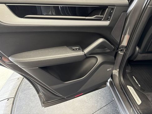 Certified 2024 Porsche Cayenne AWD/4WD image 18