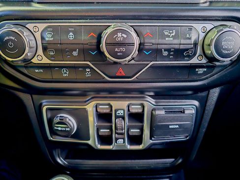 Used 2021 Jeep Gladiator Overland w/ Cold Weather Group image 38