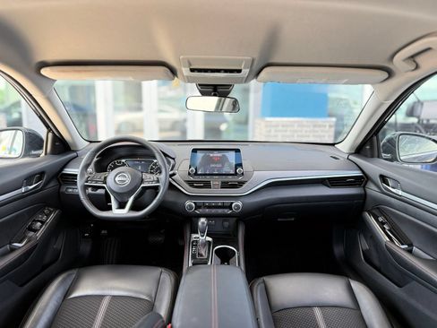 Used 2024 Nissan Altima 2.5 SR FWD image 2