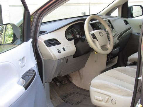 Used 2014 Toyota Sienna LE FWD image 10