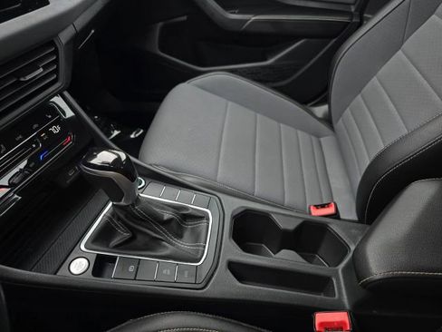Used 2025 Volkswagen Jetta SE image 27