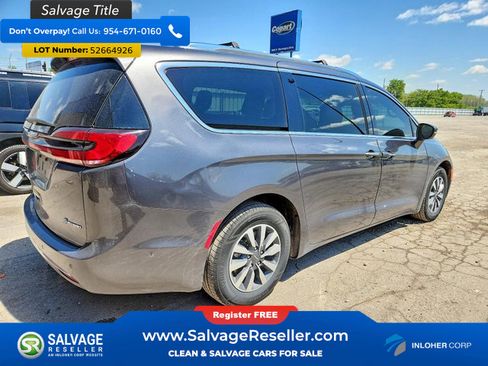 Used 2021 Chrysler Pacifica Touring-L FWD image 4