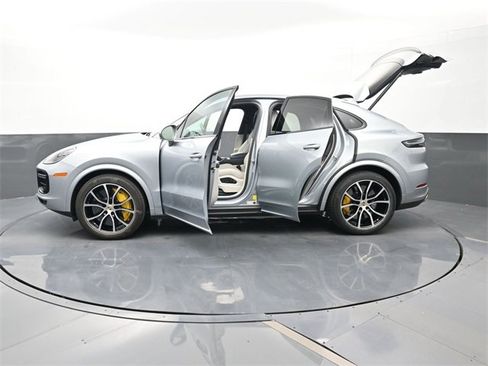 Used 2022 Porsche Cayenne Turbo image 29