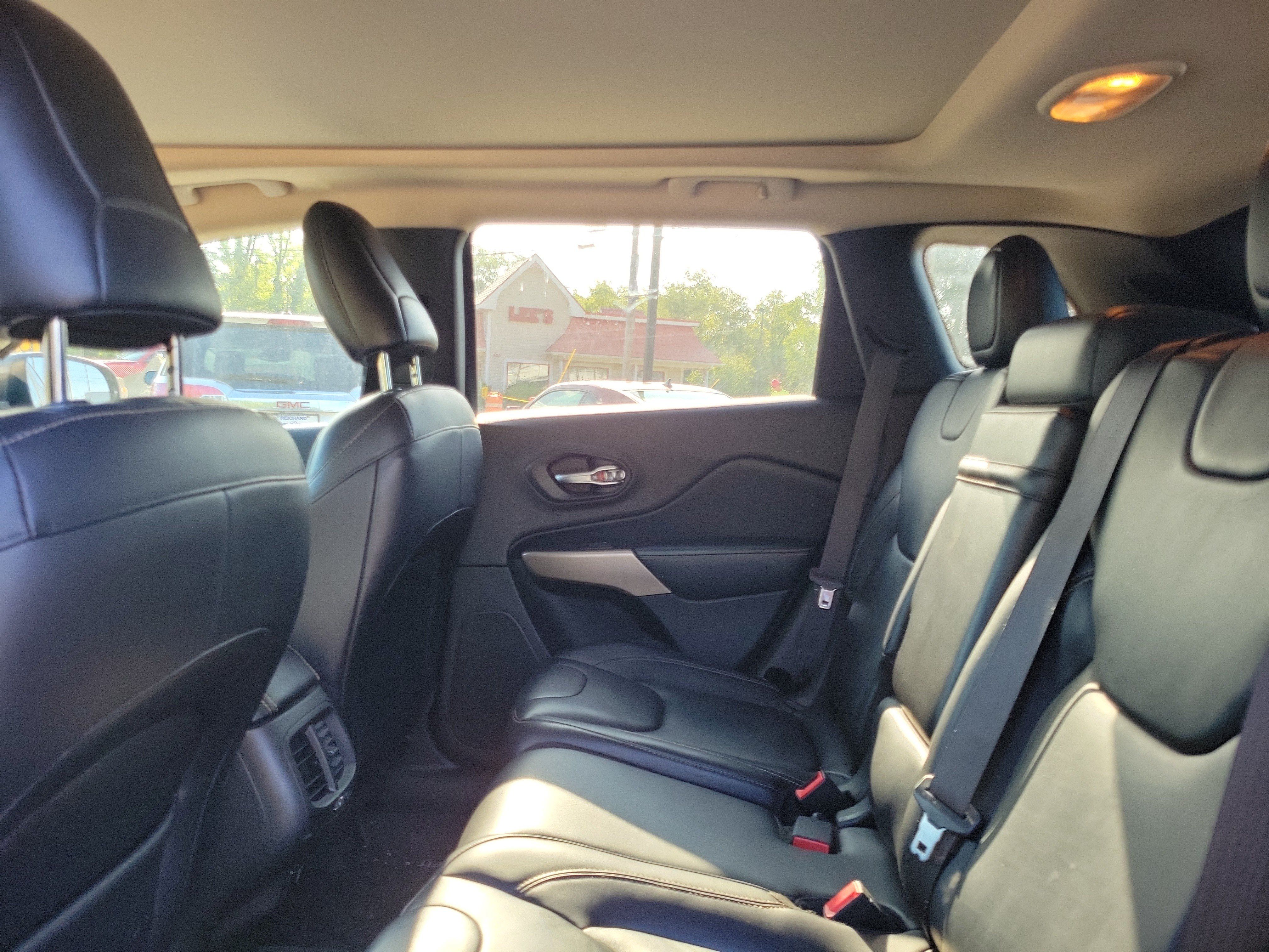 Used 2017 Jeep Cherokee Limited AWD/4WD image 11