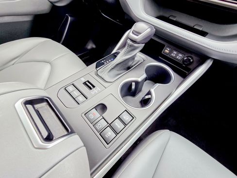 Used 2023 Toyota Highlander XLE image 19