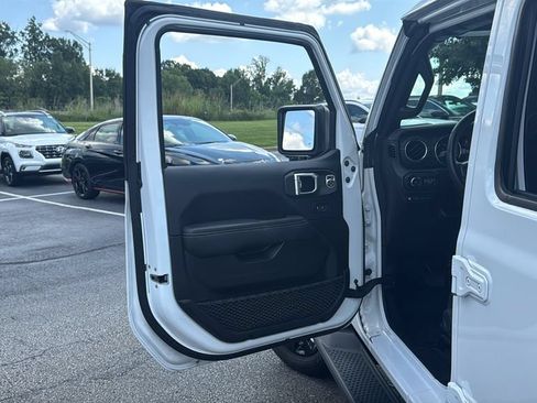 Used 2022 Jeep Wrangler Unlimited Sahara AWD/4WD image 14