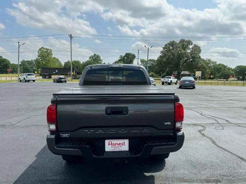 Used 2019 Toyota Tacoma TRD Off-Road AWD/4WD image 4