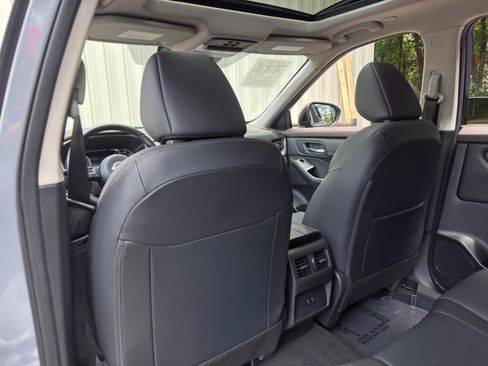 Used 2023 Nissan Rogue SV w/ SV Premium B Package FWD image 31