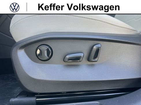 New 2026 Volkswagen Taos SE FWD image 13