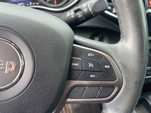 Used 2019 Jeep Cherokee Limited image 16