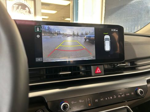 Used 2025 Kia Carnival FWD image 19