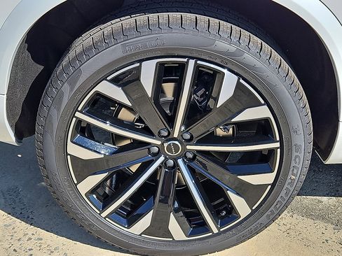 New 2026 Volvo XC90 B6 Plus w/ Protection Package Premier image 7