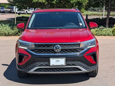 Used 2022 Volkswagen Taos SE w/ Panoramic Sunroof Package FWD image 9