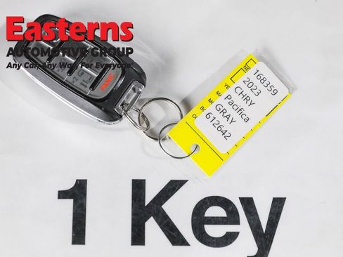 Used 2023 Chrysler Pacifica Touring-L image 27