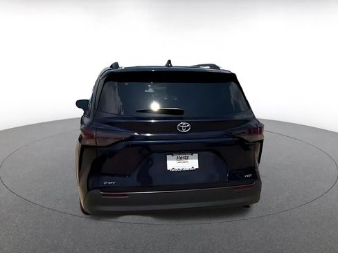 Used 2025 Toyota Sienna XLE FWD image 12