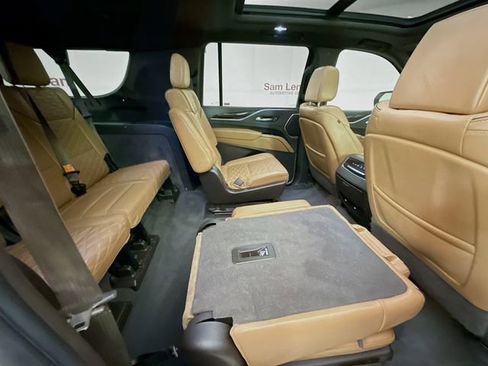 Used 2023 Cadillac Escalade ESV Premium Luxury image 32