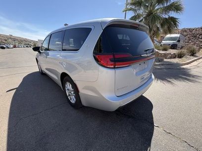 Used 2024 Chrysler Pacifica Touring-L